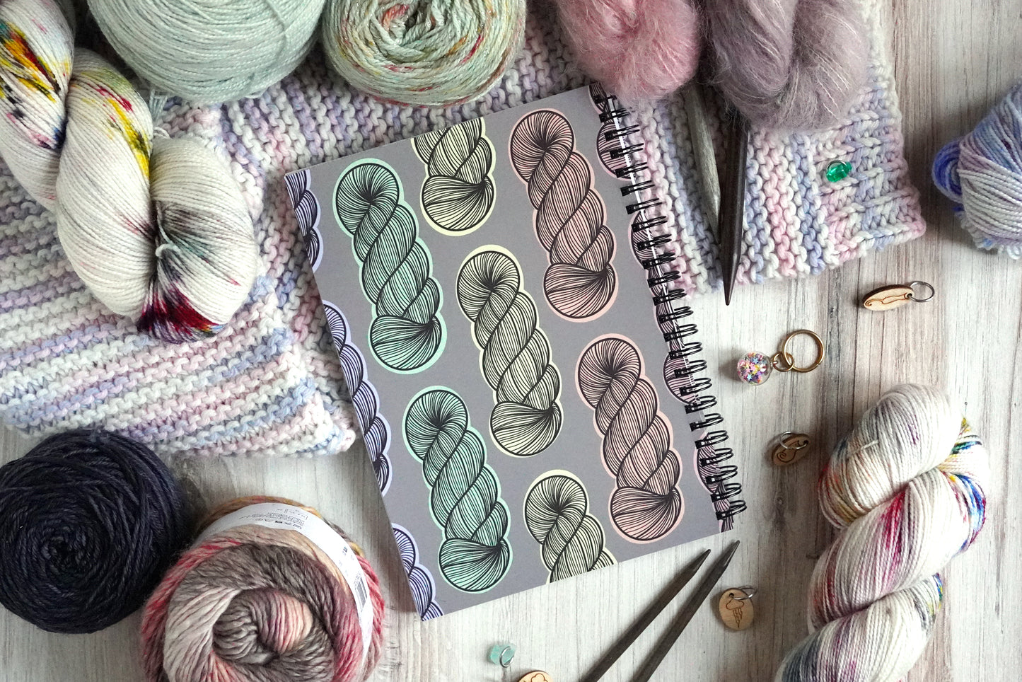 The Knitter's Design & Project Notebook / Pastel Rainbow